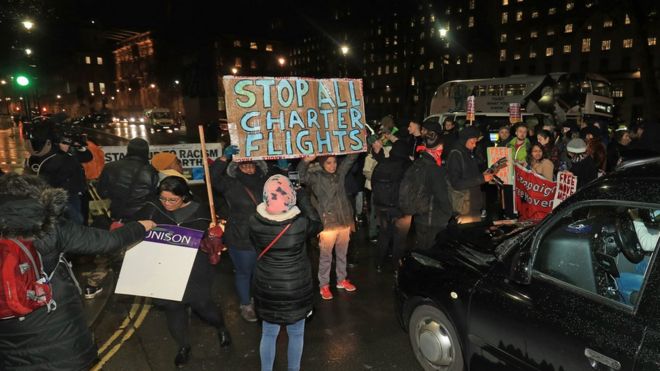Участники кампании за пределами Даунинг-стрит в Лондоне протестуют против планов правительства депортировать 50 человек на Ямайку