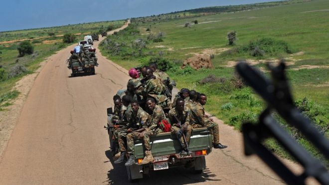 Сомалийские солдаты на дороге в 450 км от Могадишо, Сомали - июнь 2018 года
