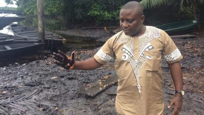 Ogoni Environment Activist Celestine Akpobari dey for Ogoni creek dey show oil spill