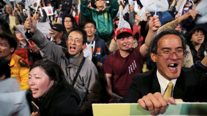 Сторонники председателя Демократической прогрессивной партии (DPP) и кандидата в президенты Цай Ин-вэнь реагируют на предварительные результаты выборов в штаб-квартире партии в Тайбэе