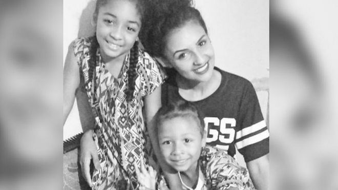 A maquiadora Thaa Rodrigues com os dois filhos