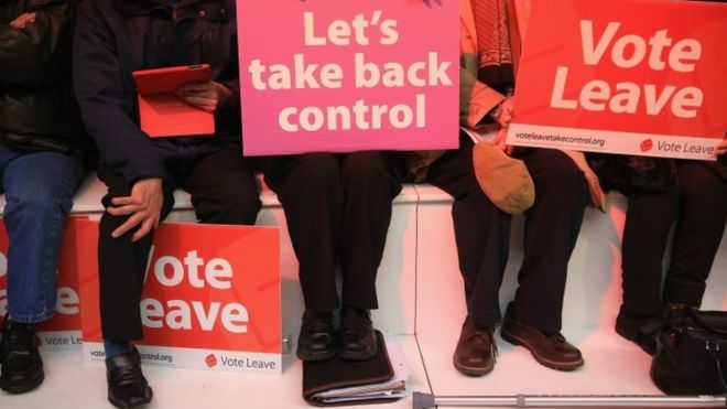 Люди с плакатами на митинге Leave Leave