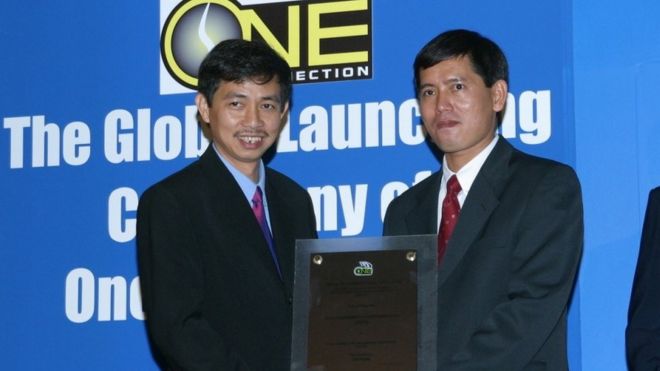 Ông Trần Huỳnh Duy Thức (trái)