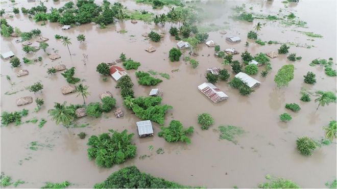 Воздушный снимок области вокруг Бейры под водой в Мозамбике после циклона Идай