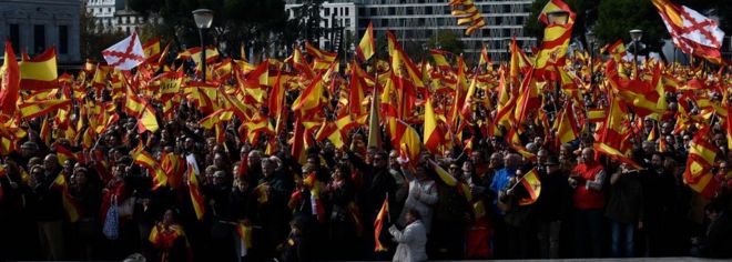 Люди присутствуют на демонстрации, которую крайне правая партия VOX проводит против каталонских сепаратистов 1 декабря 2018 года в Мадриде
