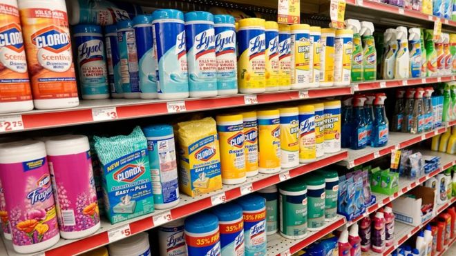 Estantes de un supermercado en EE.UU. con productos de limpieza de las marcas Clorox, Lysol y otras