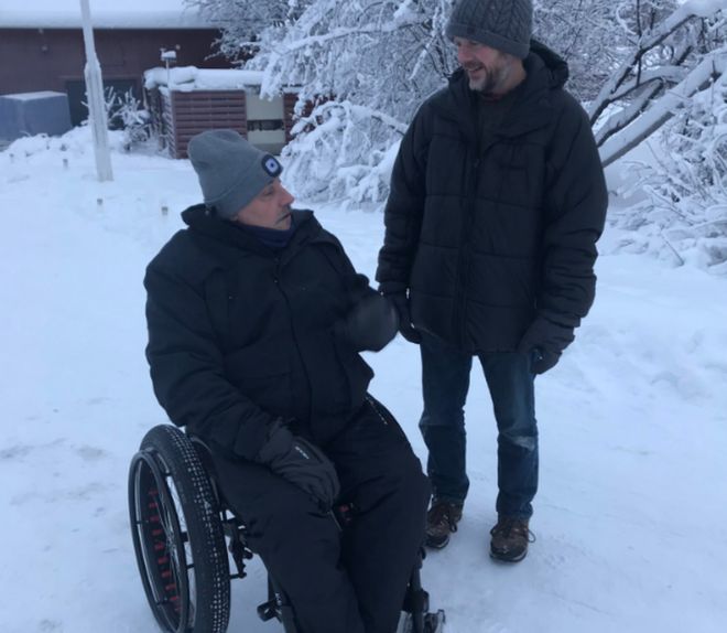 человек в инвалидной коляске на снегу
