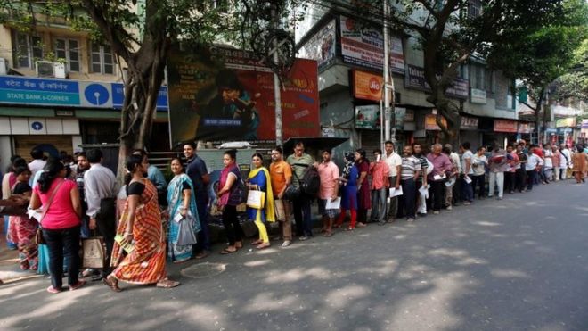 Люди стоят в очереди, ожидая входа в банк в Калькутте, Индия, 10 ноября 2016 г.