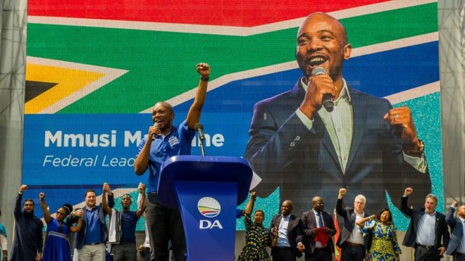 Mmusi Maimane обращается к аудитории во время запуска национальной избирательной кампании Демократического альянса в 2019 году 22 сентября 2018 года в Йоханнесбурге.