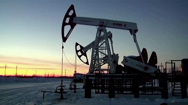 في أعقاب الحظر الأمريكي- البريطاني على قطاع الطاقة الروسي، عم الارتباك الأسواق وتعمقت المخاوف من توسع العقوبات على النفط الروسي- فما هو تأثير النفط الروسي على الاقتصاد العالمي؟