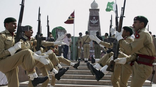 Солдаты пакистанской армии участвуют в церемонии по случаю Дня обороны Пакистана в Исламабаде