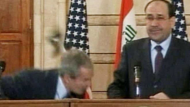 20 عاما على الغزو العراقي: الصحفي الذي ألقى حذاءه على بوش "ليس نادما"