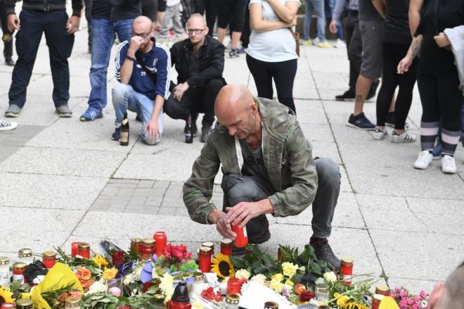 Свечи и цветы отмечают место, где человек был смертельно ранен в Хемнице