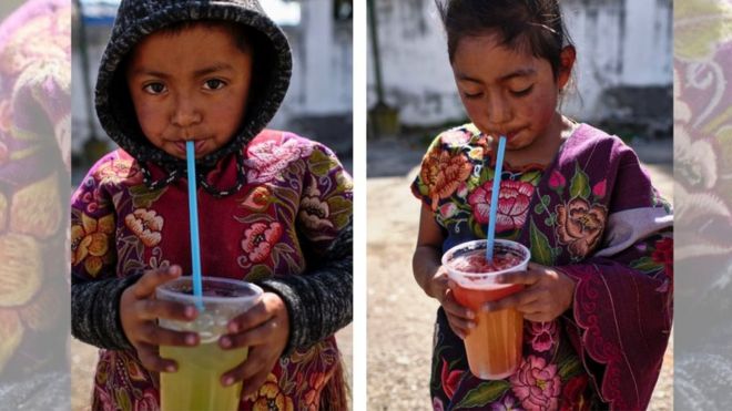 Niños de Chiapas bebiendo un refresco