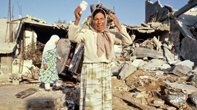 امرأن ناجية من مجزرة صبرا وشاتيلا تنتحب أمام المنازل المدمّرة