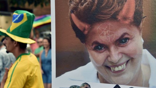 Вид плаката с изображением президента Бразилии Дилмы Руссефф в качестве дьявола во время демонстрации в поддержку ее импичмента в Сан-Паулу, Бразилия, 17 апреля 2016 года