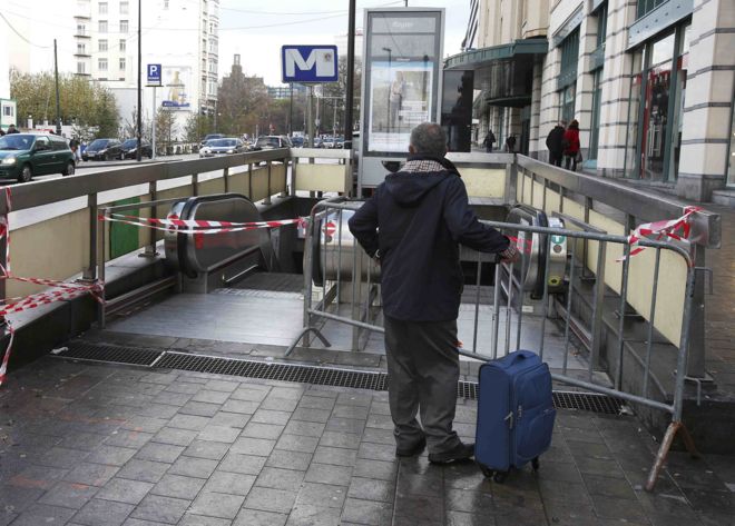 Мужчина ждет возле станции метро в центре Брюсселя, которая закрылась после ужесточения мер безопасности в Бельгии после нападений в Париже