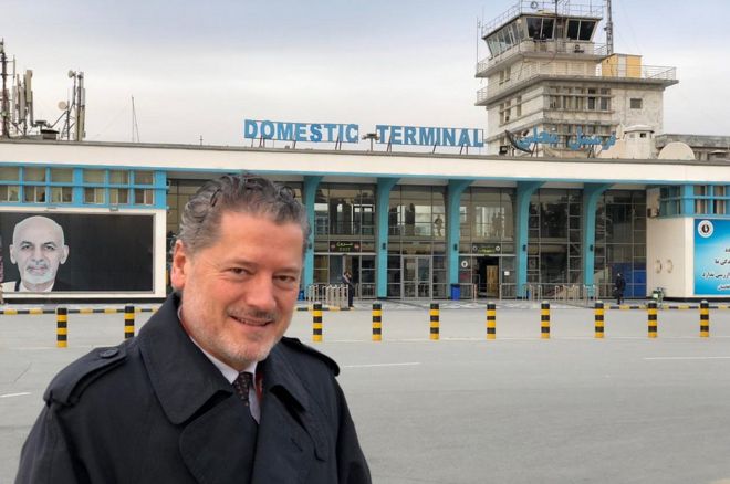 Пилоты Vasileios Vasileiou, изображенные вне внутреннего терминала в международном аэропорту Хамида Карзая
