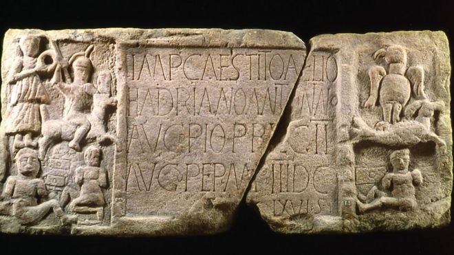 Камень расстояния Саммерстона от стены Антонина, найденный недалеко от Берсдена, был одним из предметов, успешно испытанных на пигмент