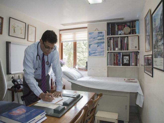 Доктор Зарир Удвадия в своей клинике