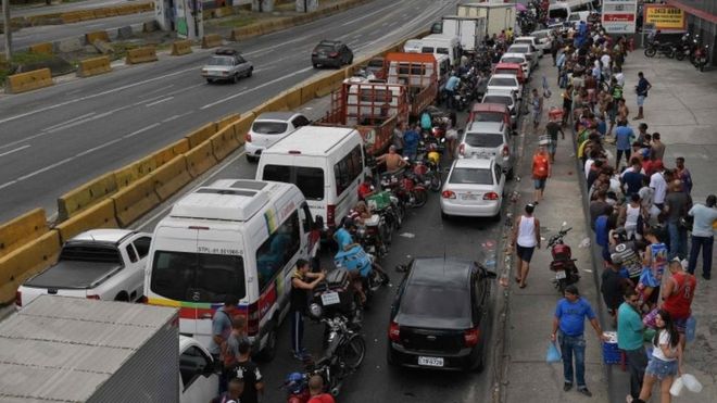 People queue at a petrol station in Rio de Janeiro. Photo: 28 May 2018