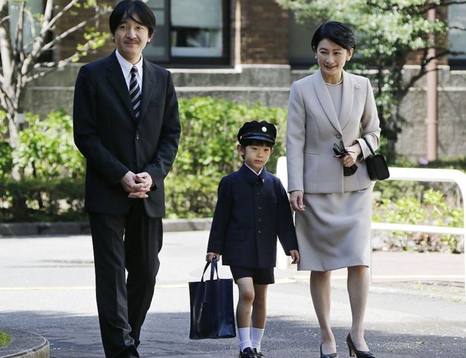 Принц Хисахито (С) в сопровождении своих родителей Принц Акисино (слева) и принцесса Кико прибывают в начальную школу Университета Очаномидзу на церемонию поступления в Токио 7 апреля 2013 года