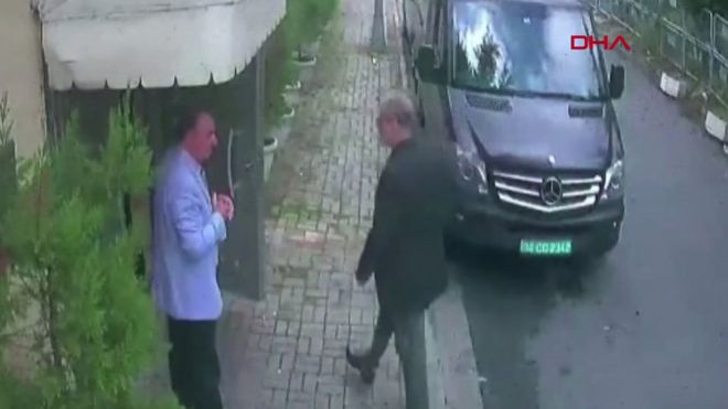 Кадр из видео камер наблюдения, на котором Хашогги заходит в консульство