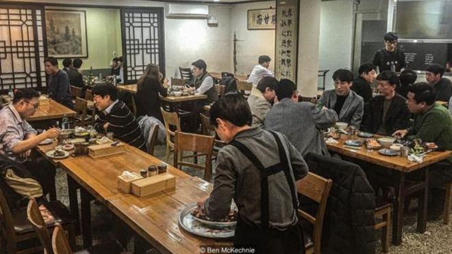 Khai trương vào năm 1937, Joseonok là một trong những nhà hàng lâu đời nhất của Seoul - và là hình mẫu về cách đúng đắn để nướng sườn bò kiểu Hàn Quốc.