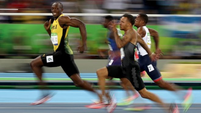 Usain Bolt posa para la cámara mientras corre