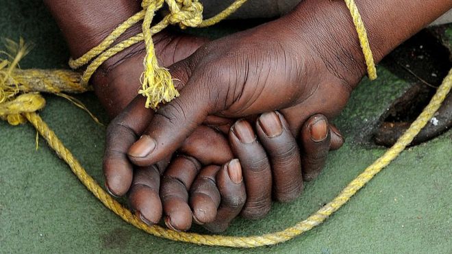 Руки подозреваемого сомалийского пирата связаны за его спиной во время взаимодействия со СМИ на борту корабля береговой охраны Индии у побережья Мумбаи 10 февраля 2011 г.