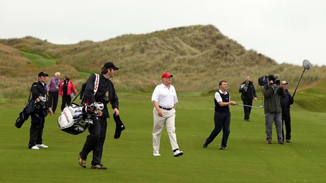 Дональд Трамп гуляет на своем поле для гольфа в Балмеди, Шотландия.