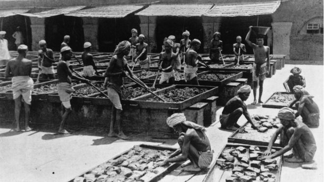 Индийские рабочие делают опиум
