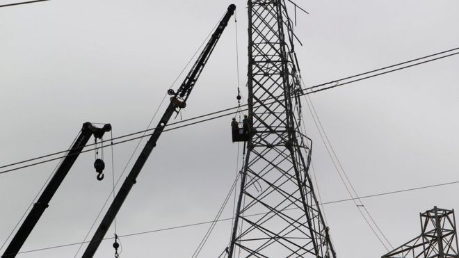 Рабочие ремонтируют электросеть