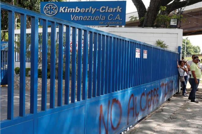 Employees outside closed Kimberly-Clark gates in Maracay on 10 July 2016