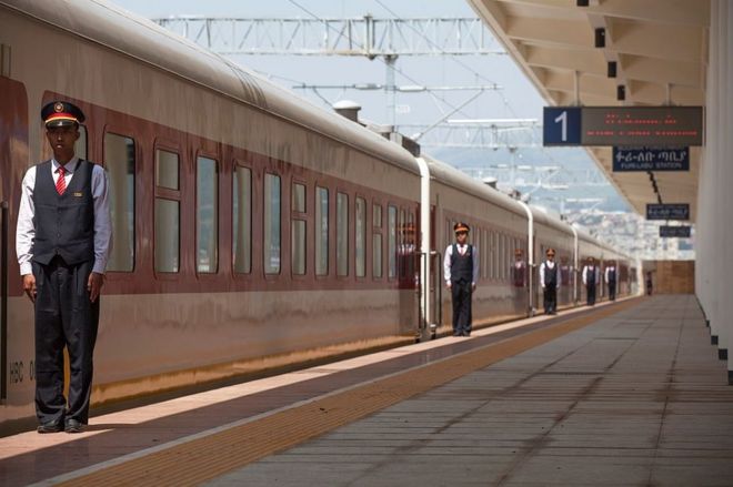 24 сентября 2016 года китайские сотрудники железнодорожной линии Аддис-Абеба / Джибути стоят на железнодорожной станции Фери в Аддис-Абебе.