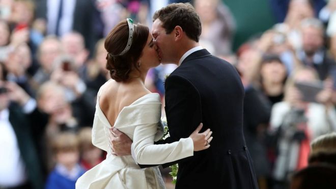 Принцесса Евгения и Джек Бруксбанк целуются возле часовни Святого Георгия