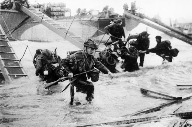 Британские войска из 48-й Королевской морской пехоты в Сент-Обен-сюр-Мер на пляже Юнона, Франция, во время высадки в день Д