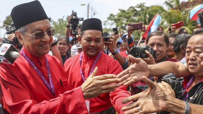 Махатхир Мохамад (слева) пожимает руку своим сторонникам после выдвижения своей кандидатуры на предстоящих 14-х всеобщих выборах на острове Лангкави, Малайзия, 28 апреля 2018 года.