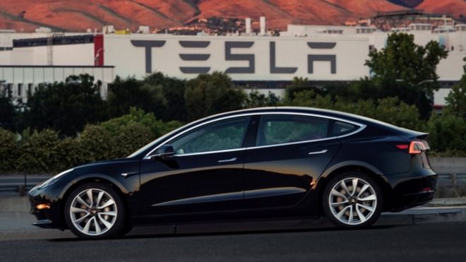 Первая серийная модель Tesla Model 3 с конвейера во Фремонте, штат Калифорния, США, показана на этом снимке от 10 июля 2017 года.