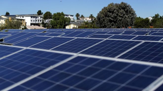 Paneles solares sobre tejados en California