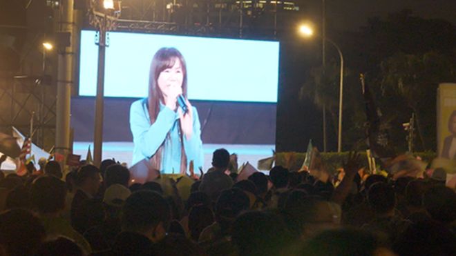 Không khí sôi động tại cuộc vận đồng tranh cử của bà Thái Anh Văn (Dân Tiến Đảng) tối 10/1 tại đại lộ Ketagalan