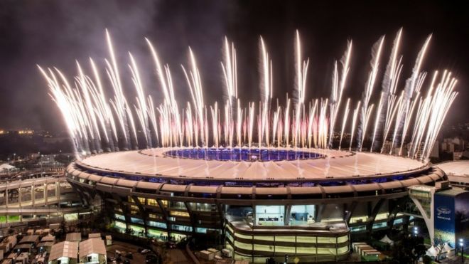 Фейерверки взрываются над стадионом Маракана во время репетиции церемонии открытия Олимпийских игр. Фото: 3 августа 2016 г.