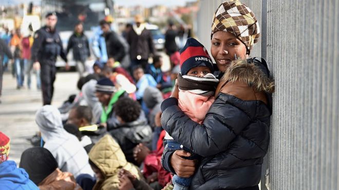 Иммигранты ждут парома в Лампедузе на юге Италии