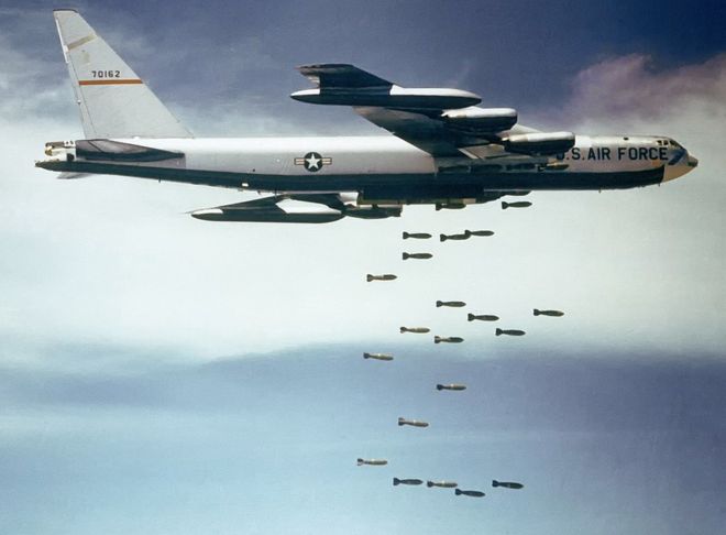 Б-52 сбрасывает бомбы на Вьетнам