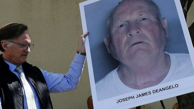 Фотография подозреваемого Джозефа ДеАнджело, 72 лет, на пресс-конференции окружного прокурора в Сакраменто, штат Калифорния, 25 апреля 2018 года.