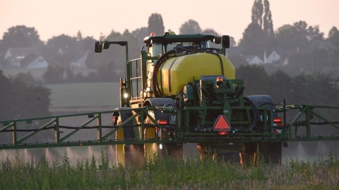Французский фермер распыляет глифосатный гербицид "Roundup 720", произведенный агрохимическим гигантом Monsanto, на северо-западе Франции, на поле ржи, гороха, фасоли, тритикала и трилистника Bird's Foot, 16 сентября 2019 г.