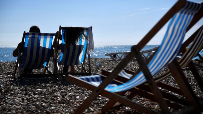 Любители пляжного отдыха наслаждаются жаркой погодой на берегу моря в Брайтоне