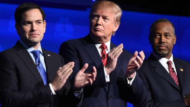 Марко Рубио, Дональд Трамп и Бен Карсон стоят на стадии республиканских дебатов в Боулдере, штат Колорадо.