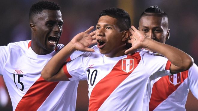 Edison Flores celebra su gol.