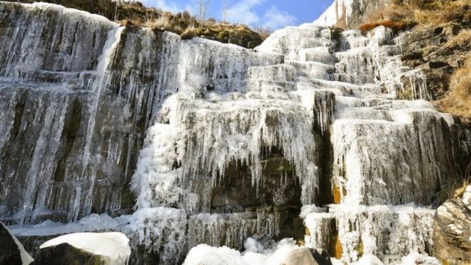 Сосульки образовались на замерзшем водопаде возле горы Пен-и-Фан в Национальном парке Брекон-Бикон, Уэльс,